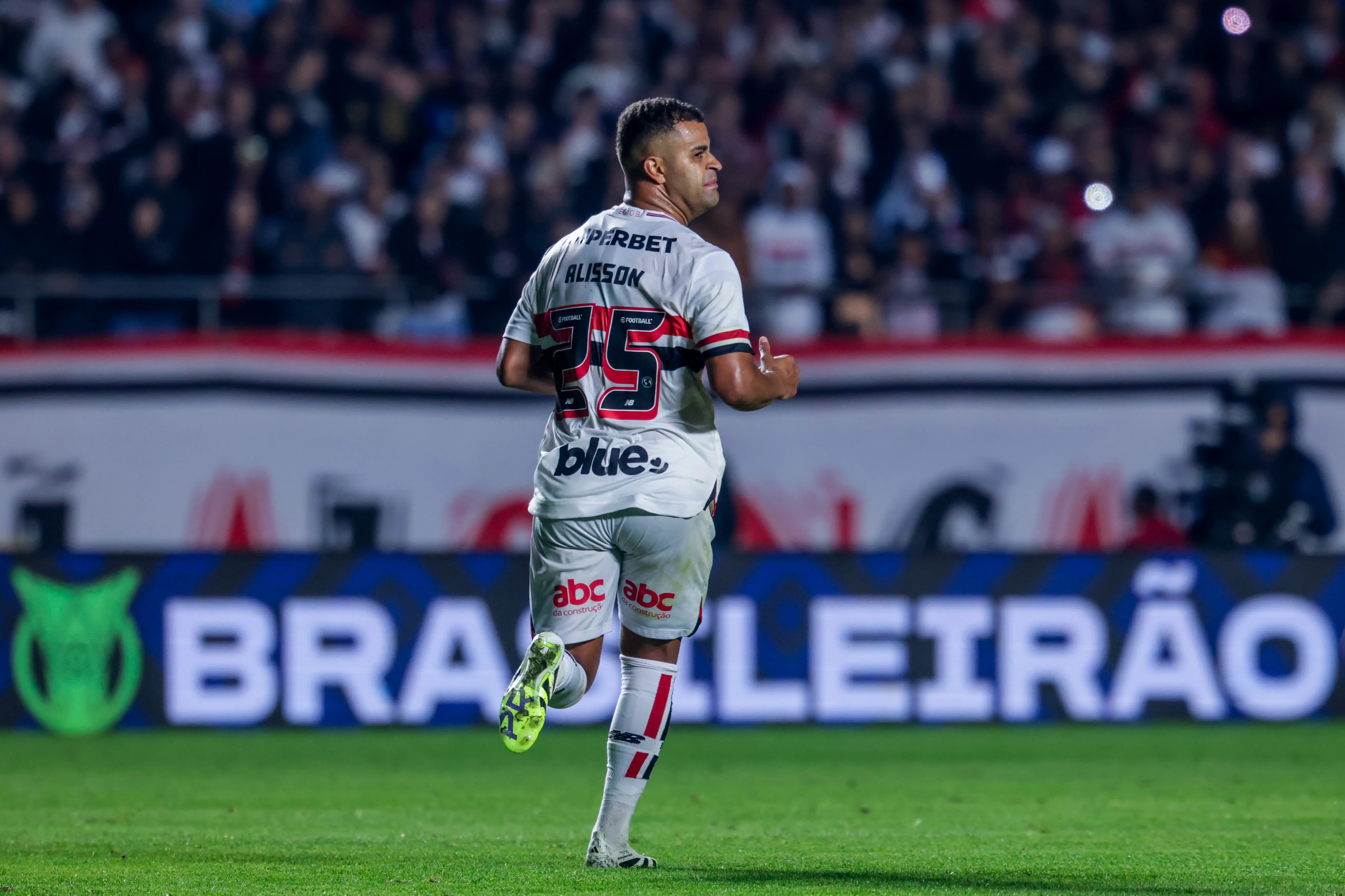 SP – SAO PAULO – 19/07/2025 – BRASILEIRO A 2025, SAO PAULO X CORINTHIANS – Allison jogador do Sao Paulo durante partida contra o Corinthians no estadio Morumbi pelo campeonato Brasileiro A 2025. Foto: Marcello Zambrana/AGIF