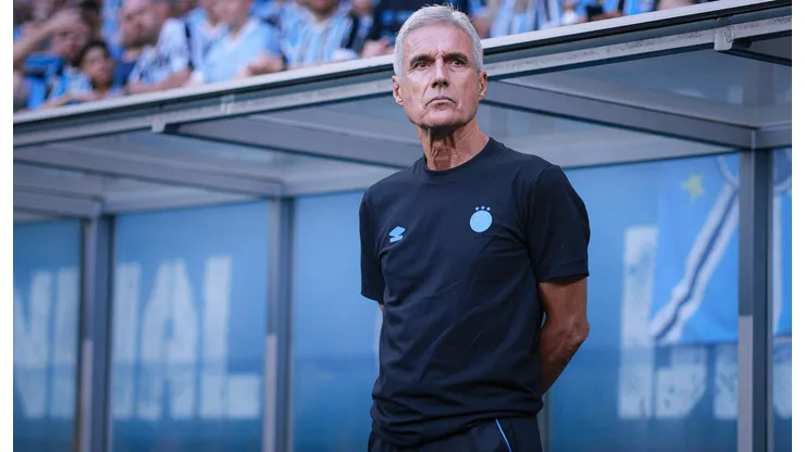 Luís Castro tem problemas no Grêmio para o Gre-Nal 449 - Foto: Maxi Franzoi/AGIF