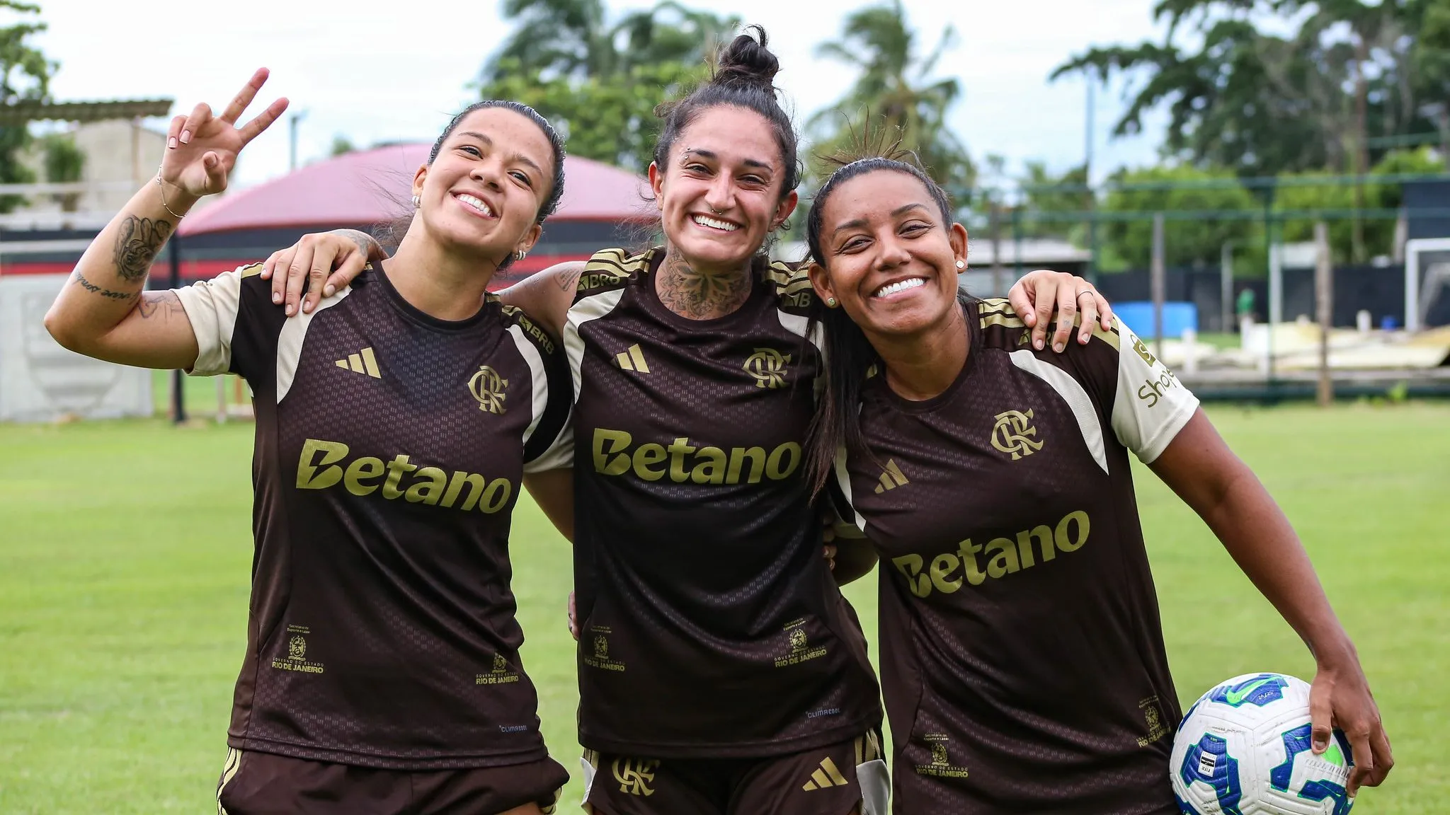 Elenco feminino do Flamengo em treinamento no CT