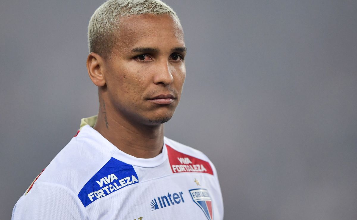 LDU abre ofensiva pesada por Deyverson e negocia contratação do experiente centroavante