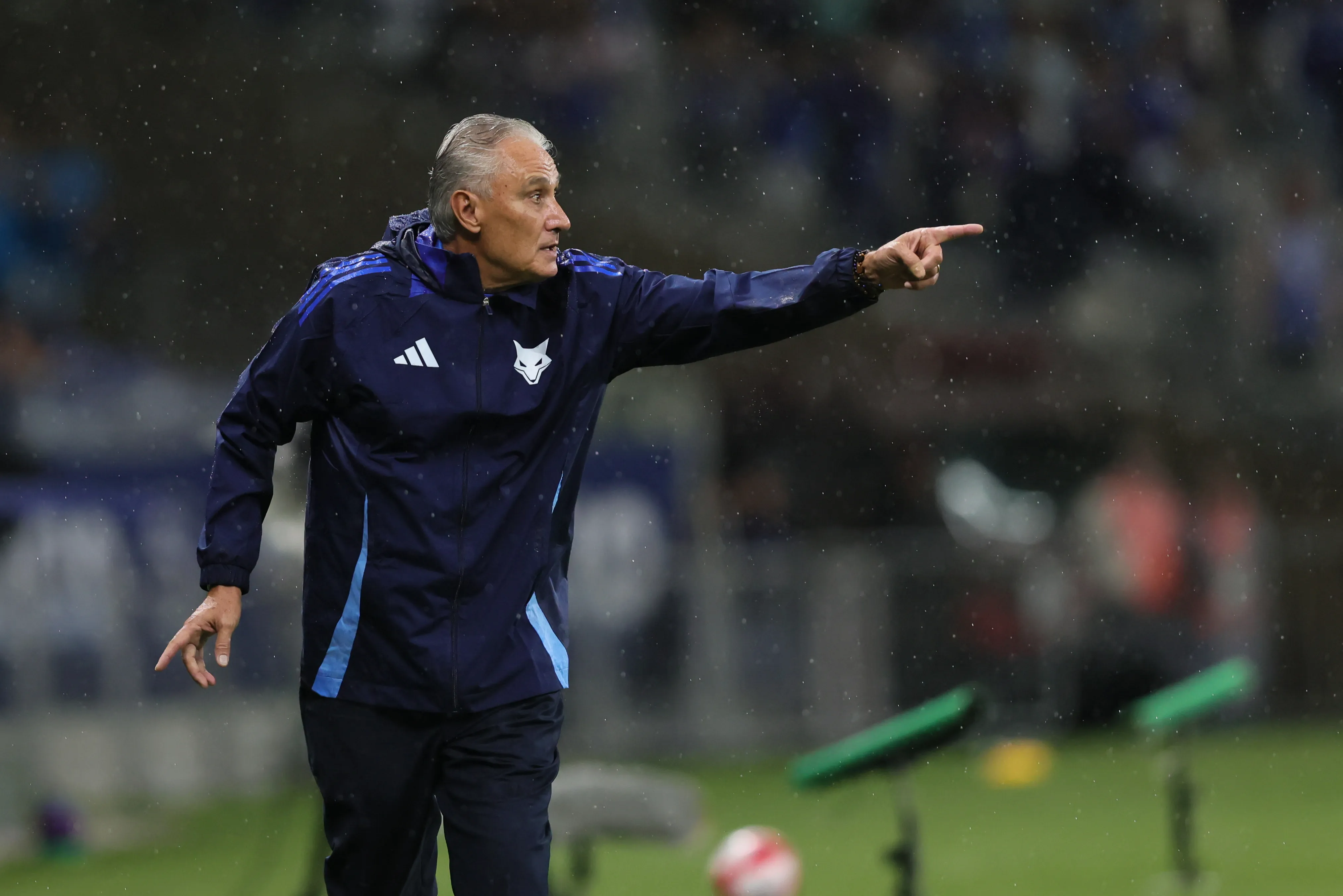 Tite durante partida no comando do Cruzeiro. Foto: Gilson Lobo/AGIF