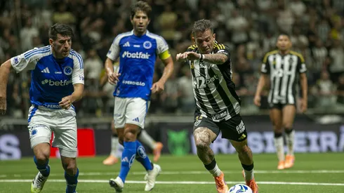 Bernard, jogador do Atlético-MG, durante partida contra o Cruzeiro no estadio Arena MRV pelo campeonato Brasileiro A 2025. Foto: Fernando Moreno/AGIF