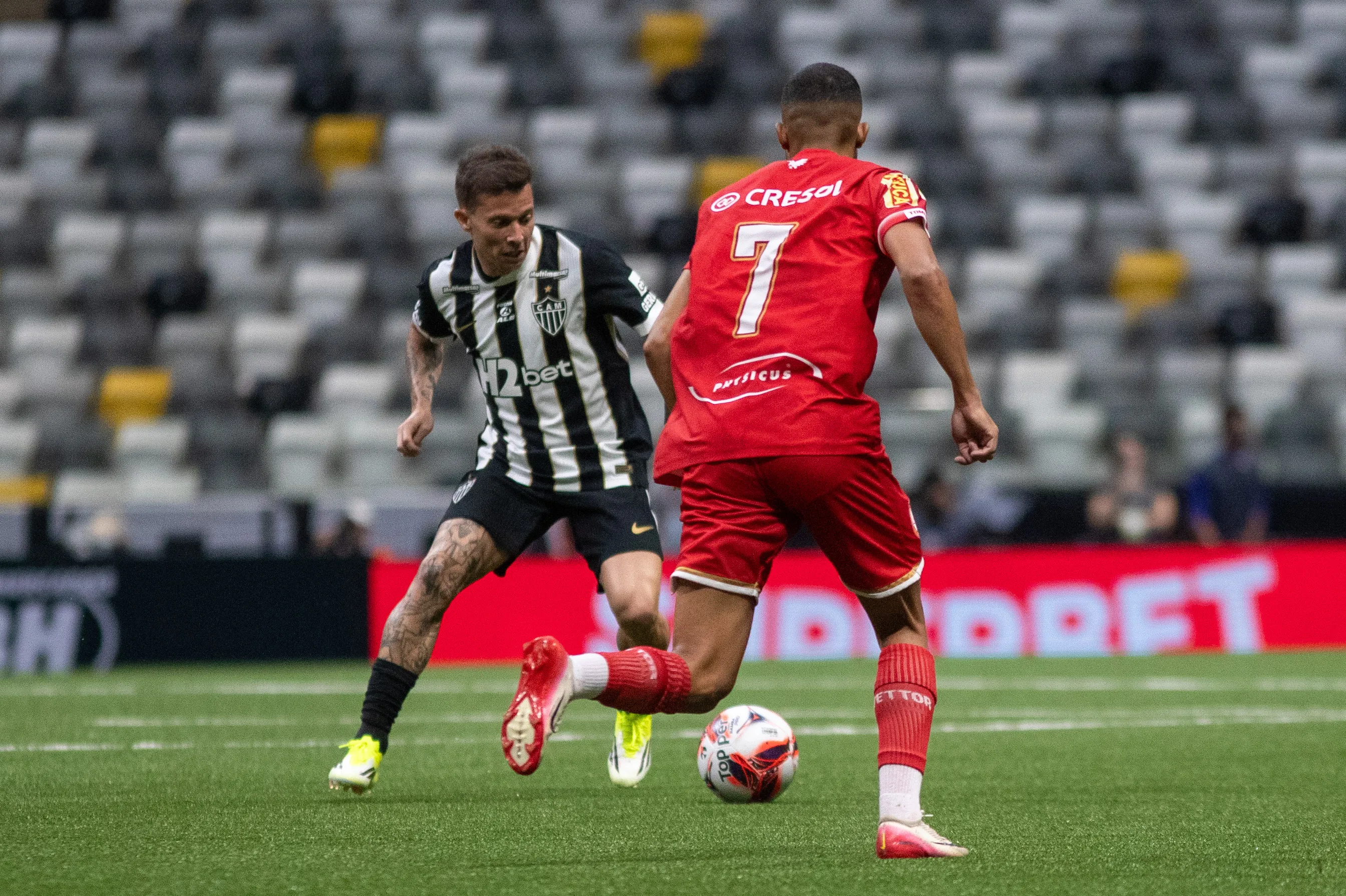 Bernard durante partida pelo Galo. Foto: Fernando Moreno/AGIF