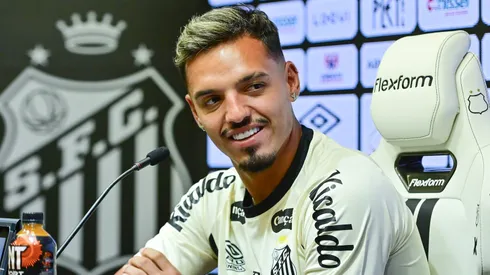 Gabriel Menino durante sua apresentação oficial como jogador do Santos. Foto: Jota Erre/AGIF