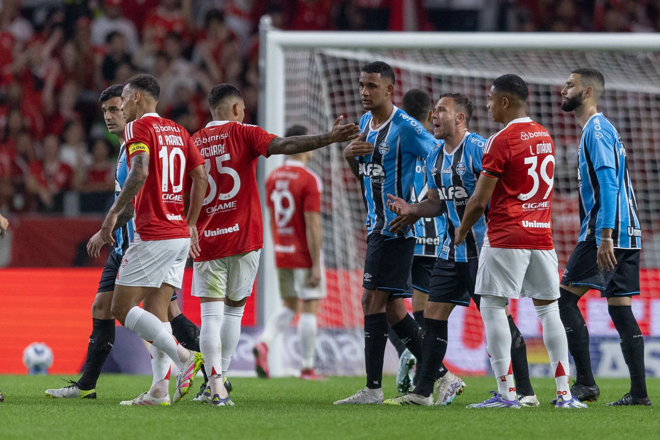 Arthur jogador do Gremio durante partida contra o Internacional no estadio Beira-Rio pelo campeonato Brasileiro A 2025. Foto: Liamara Polli/AGIF