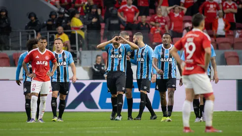 Carlos Vinícius jogador do Grêmio comemora seu gol com jogadores do seu time. Foto: Maxi Franzoi/AGIF