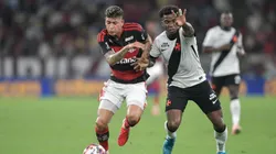 Carrascal, jogador do Flamengo disputa lance com Thiago Mendes jogador do Vasco durante partida no estadio Maracana pelo campeonato Carioca 2026. Foto: Thiago Ribeiro/AGIF