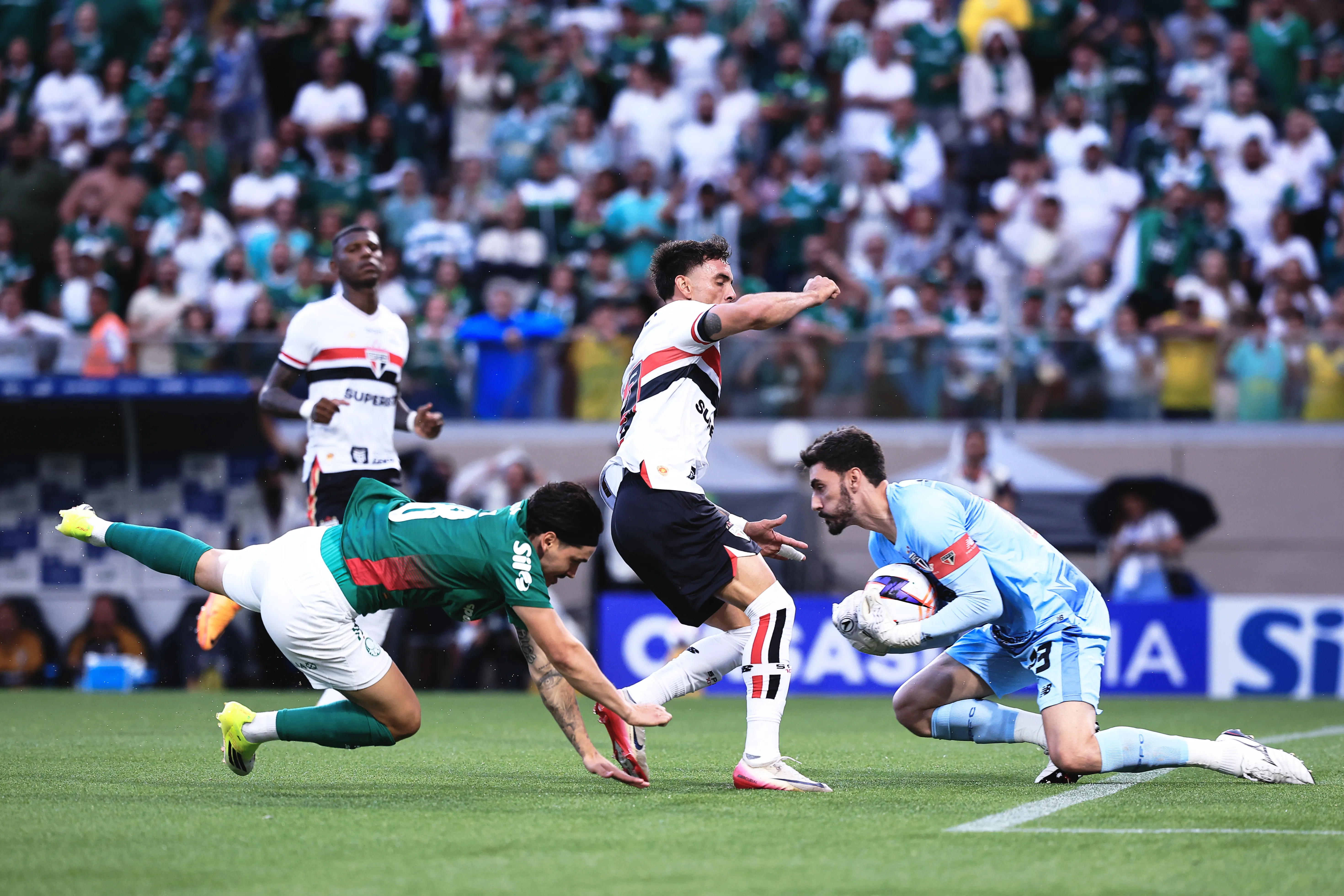 Mauricio, jogador do Palmeiras, disputa lance com Rafael jogador do Sao Paulo durante partida no estadio Arena Barueri pelo campeonato Paulista 2026. Foto: Ettore Chiereguini/AGIF