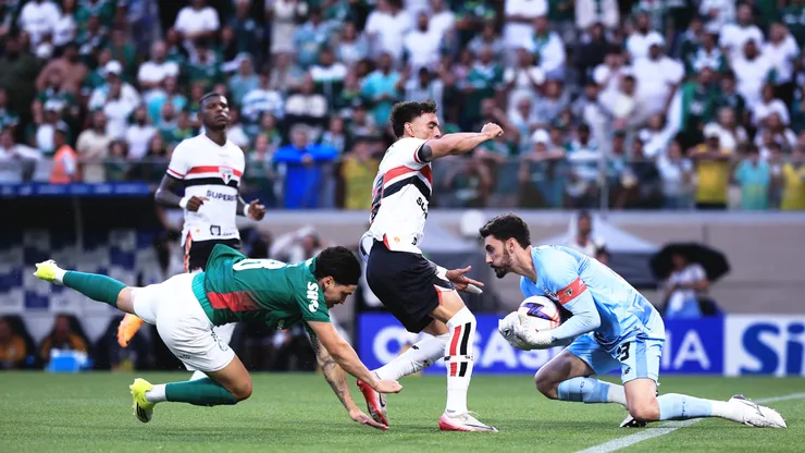 SP - BARUERI - 24/01/2026 - PAULISTA 2026, PALMEIRAS X SAO PAULO - Mauricio jogador do Palmeiras disputa lance com Rafael jogador do Sao Paulo durante partida no estadio Arena Barueri pelo campeonato Paulista 2026. Foto: Ettore Chiereguini/AGIF