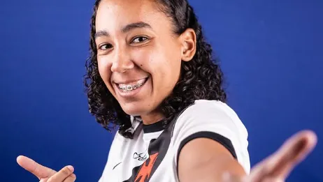 Layza Brum em anúncio do Vasco