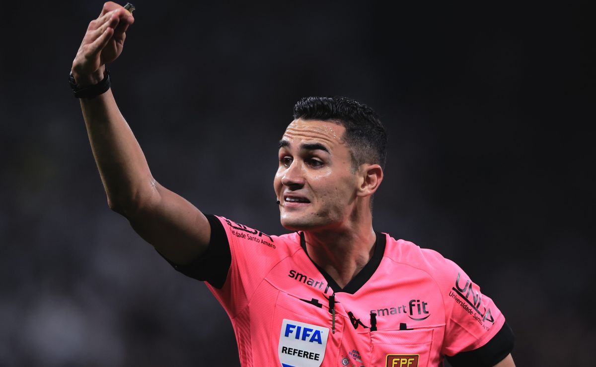 Jogadores do Palmeiras pedem toque na mão no gol do São Paulo, mas arbitragem vê lance normal