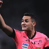 Jogadores do Palmeiras pedem toque irregular no gol de Bobadilla