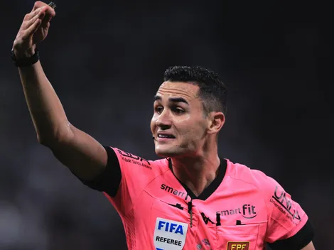 Jogadores do Palmeiras pedem toque irregular no gol de Bobadilla