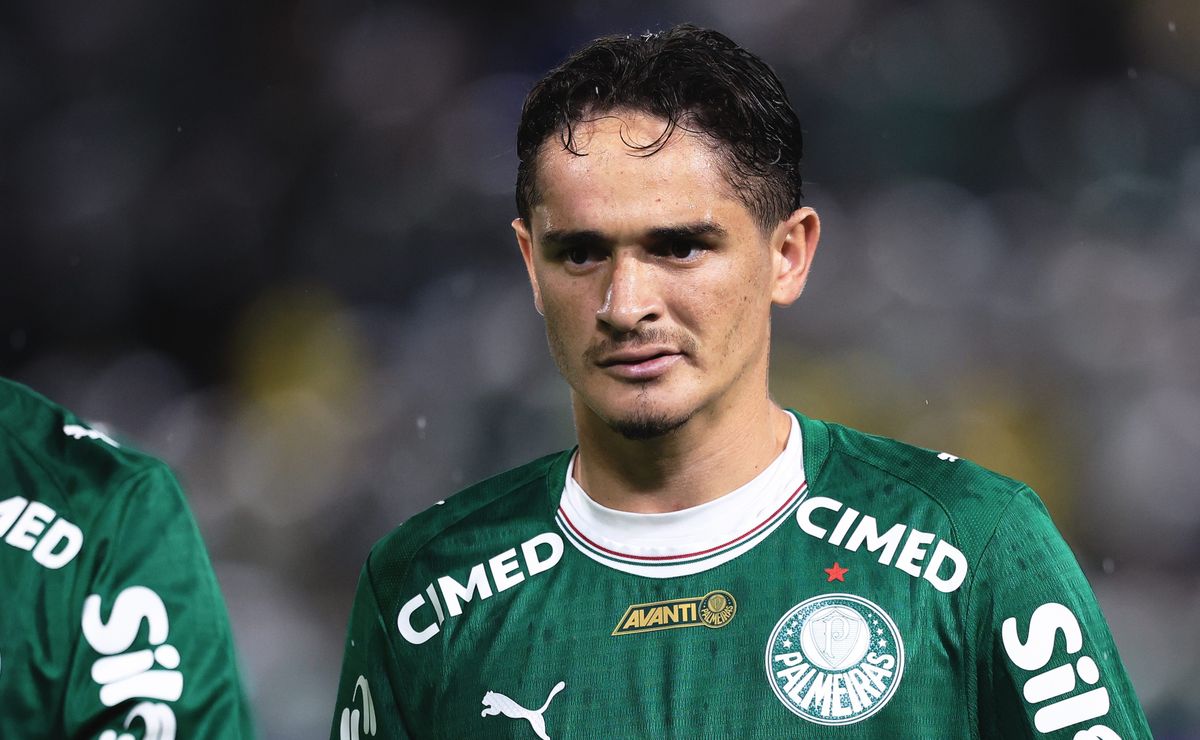 Khellven comete falta perigosa contra o São Paulo, leva amarelo e torcida critica lateral-direito do Palmeiras