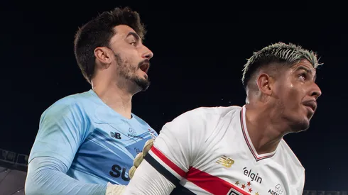 Rafael, goleiro do São Paulo e Alan Franco jogador, da sua equipe durante partida contra o Flamengo no estadio Maracana pelo campeonato Brasileiro A 2025. Foto: Jorge Rodrigues/AGIF