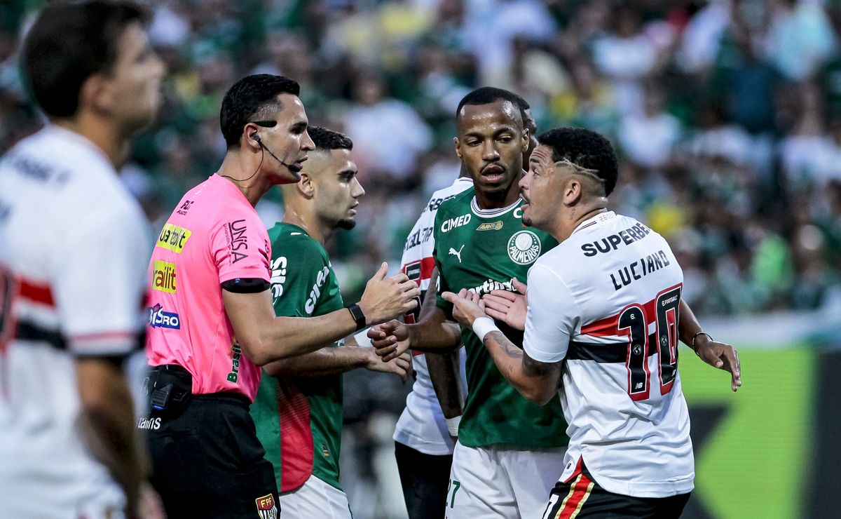 3° gol do Palmeiras é questionado pelo São Paulo com suposta falta no lateral Maik