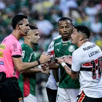 São Paulo pede falta em Maik no gol do Palmeiras