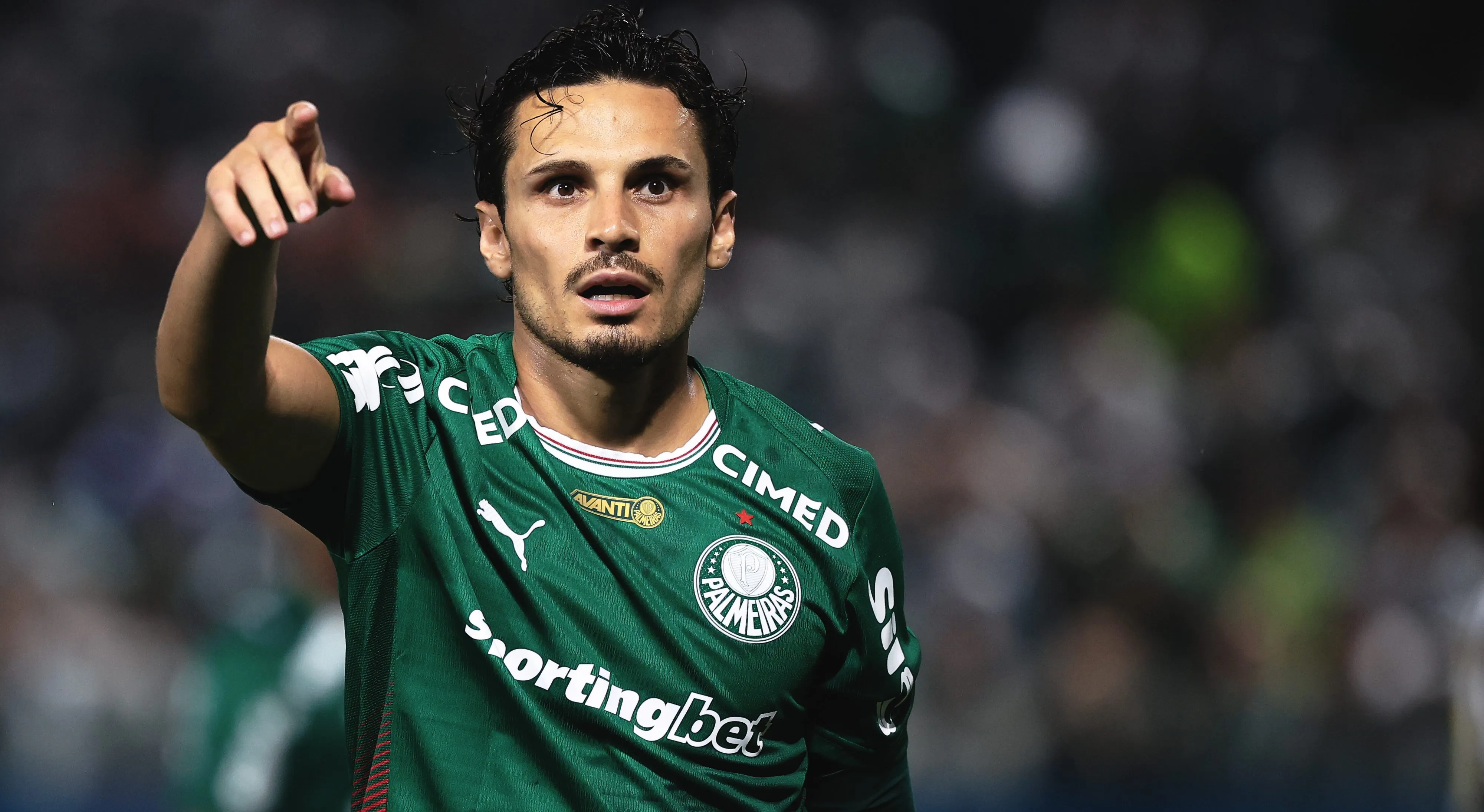 Raphael Veiga jogador do Palmeiras durante partida contra o Santos no estádio Arena Barueri pelo campeonato Paulista 2026. Foto: Ettore Chiereguini/AGIF
