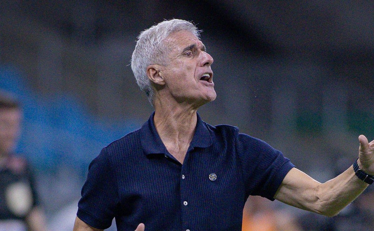 Luis Castro enche jogadores de elogios, e exalta pré-temporada de Carlos Vinícius: “Bom momento”