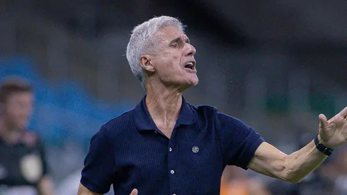 Luis Castro tecnico do Gremio durante partida contra o Sao Jose no estadio Arena do Gremio pelo campeonato Gaucho 2026. Foto: Maxi Franzoi/AGIF