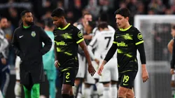 Matheus Reis ao lado de Bellerín. Photo by Valerio Pennicino/Getty Images