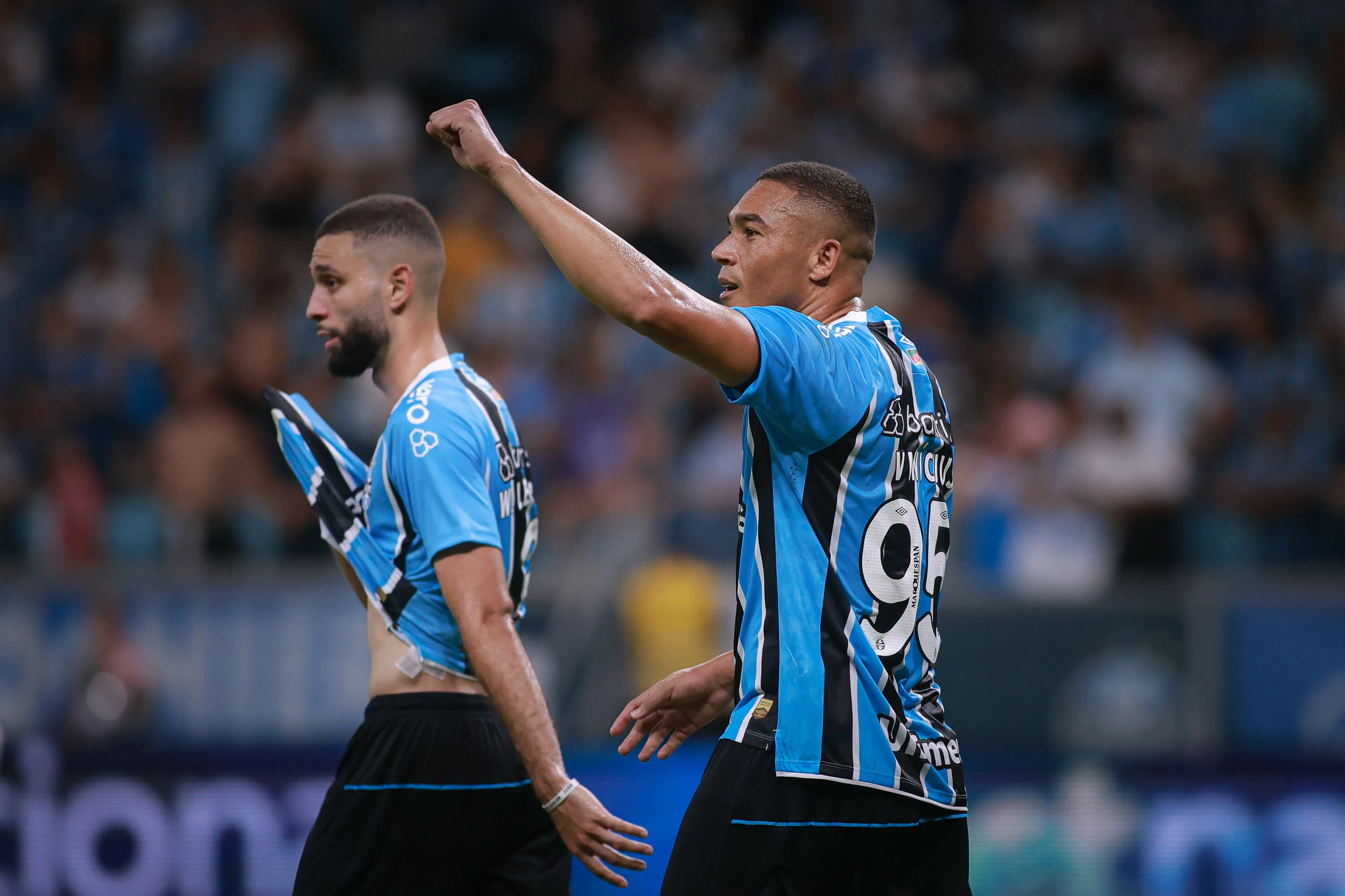 Carlos Vinicius jogador do Gremio comemora seu gol durante partida contra o Sao Luiz-RS no estadio Arena do Gremio pelo campeonato Gaucho 2026. Foto: Maxi Franzoi/AGIF