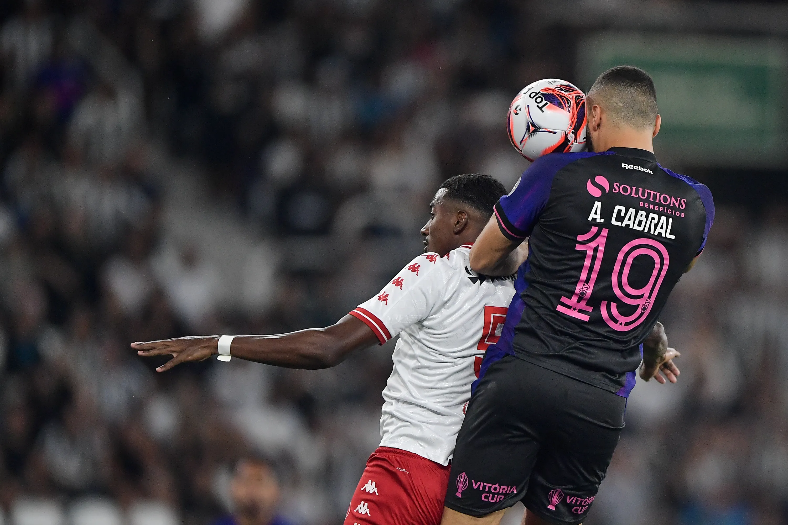 Arthur Cabral para em Bruno no primeiro tempo. Foto: Thiago Ribeiro/AGIF