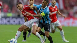 Alan Patrick jogador do Internacional disputa lance com Marcos Rocha jogador do Grêmio. Foto: Liamara Polli/AGIF