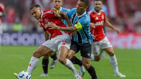 RS – PORTO ALEGRE – 21/09/2025 – BRASILEIRO A 2025, INTERNACIONAL X GREMIO – Alan Patrick jogador do Internacional disputa lance com Marcos Rocha jogador do Gremio durante partida no estadio Beira-Rio pelo campeonato Brasileiro A 2025. Foto: Liamara Polli/AGIF