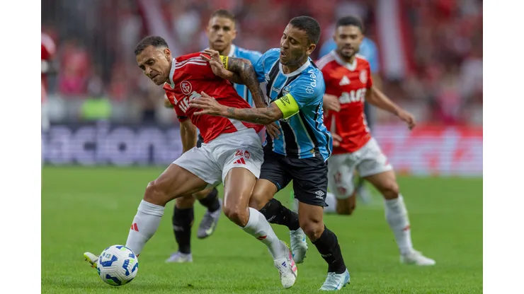 Alan Patrick jogador do Internacional disputa lance com Marcos Rocha jogador do Grêmio. Foto: Liamara Polli/AGIF