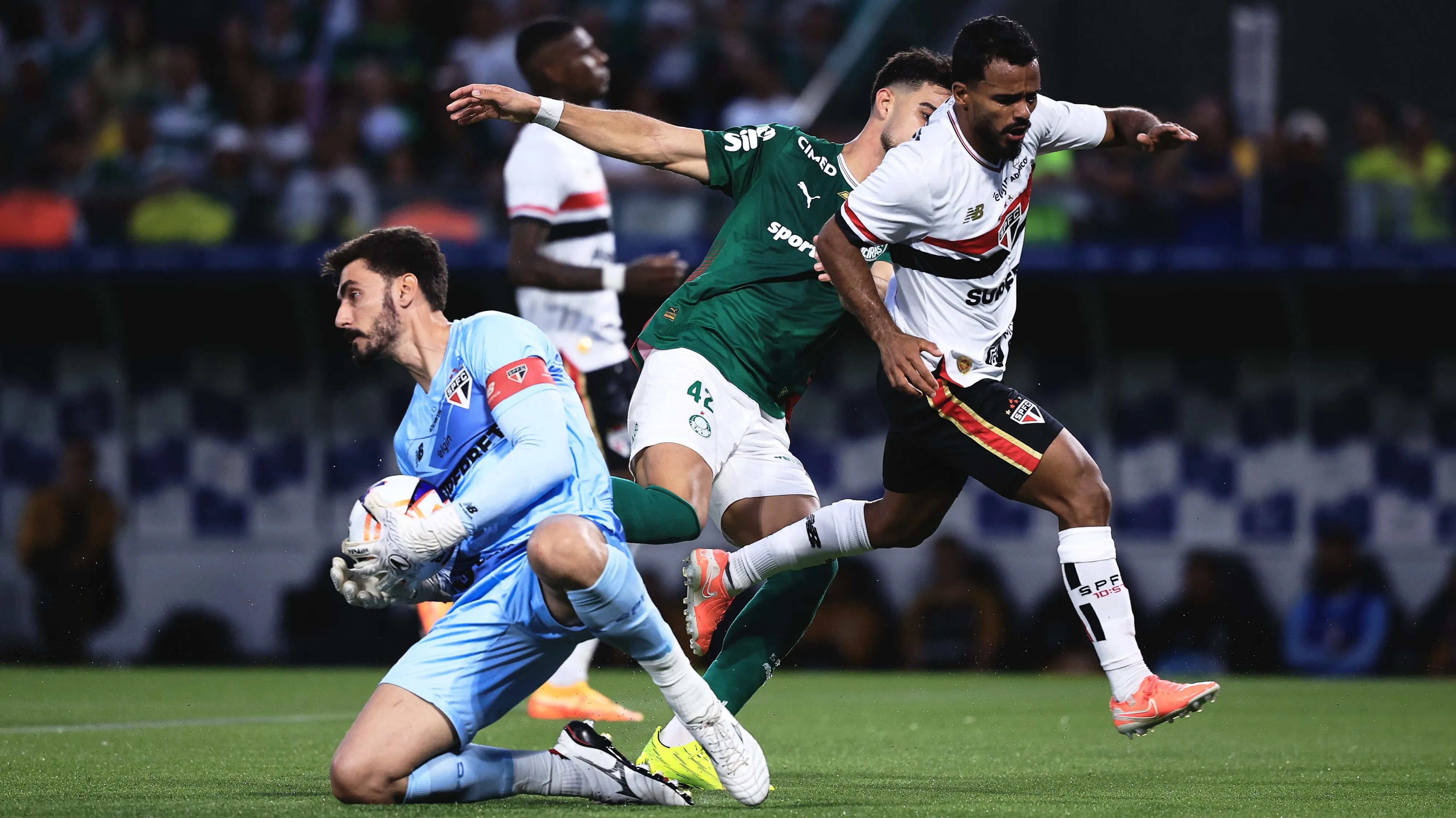 Rafael, goleiro do São Paulo, durante partida contra o Palmeiras no estadio Arena Barueri pelo campeonato Paulista 2026. Foto: Ettore Chiereguini/AGIF
