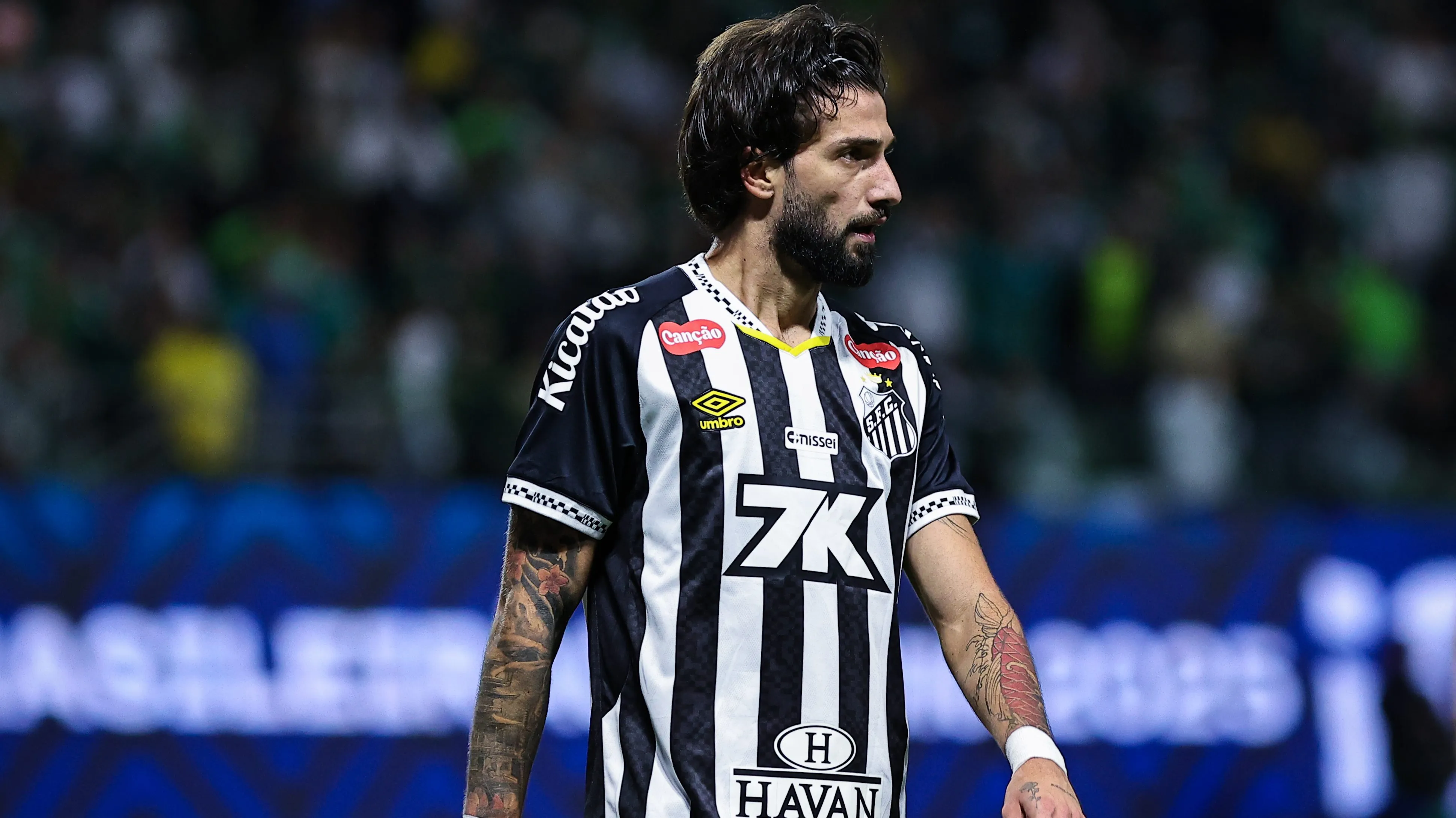 SP – SAO PAULO – 06/11/2025 – BRASILEIRO A 2025, PALMEIRAS X SANTOS – Lautaro Diaz jogador do Santos durante partida contra o Palmeiras no estadio Arena Allianz Parque pelo campeonato Brasileiro A 2025. Foto: Fabio Giannelli/AGIF