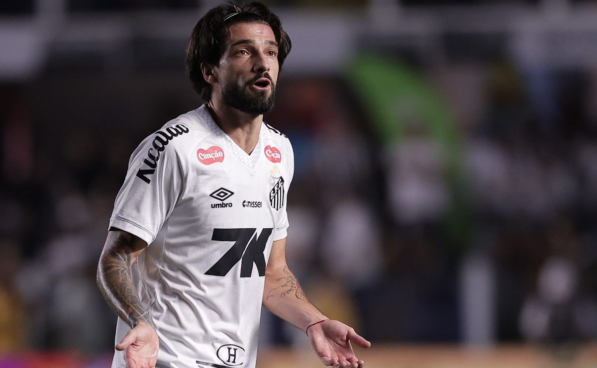 Lautaro Díaz tenta dar resposta no Santos e se agarra a boa lembrança contra o Bragantino