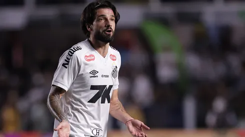 SP – SANTOS – 15/11/2025 – BRASILEIRO A 2025, SANTOS X PALMEIRAS – Lautaro Diaz jogador do Santos reclama com a arbitragem durante partida contra o Palmeiras no estadio Vila Belmiro pelo campeonato Brasileiro A 2025. Foto: Ettore Chiereguini/AGIF