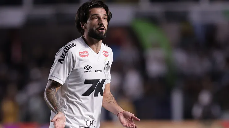 SP - SANTOS - 15/11/2025 - BRASILEIRO A 2025, SANTOS X PALMEIRAS - Lautaro Diaz jogador do Santos reclama com a arbitragem durante partida contra o Palmeiras no estadio Vila Belmiro pelo campeonato Brasileiro A 2025. Foto: Ettore Chiereguini/AGIF