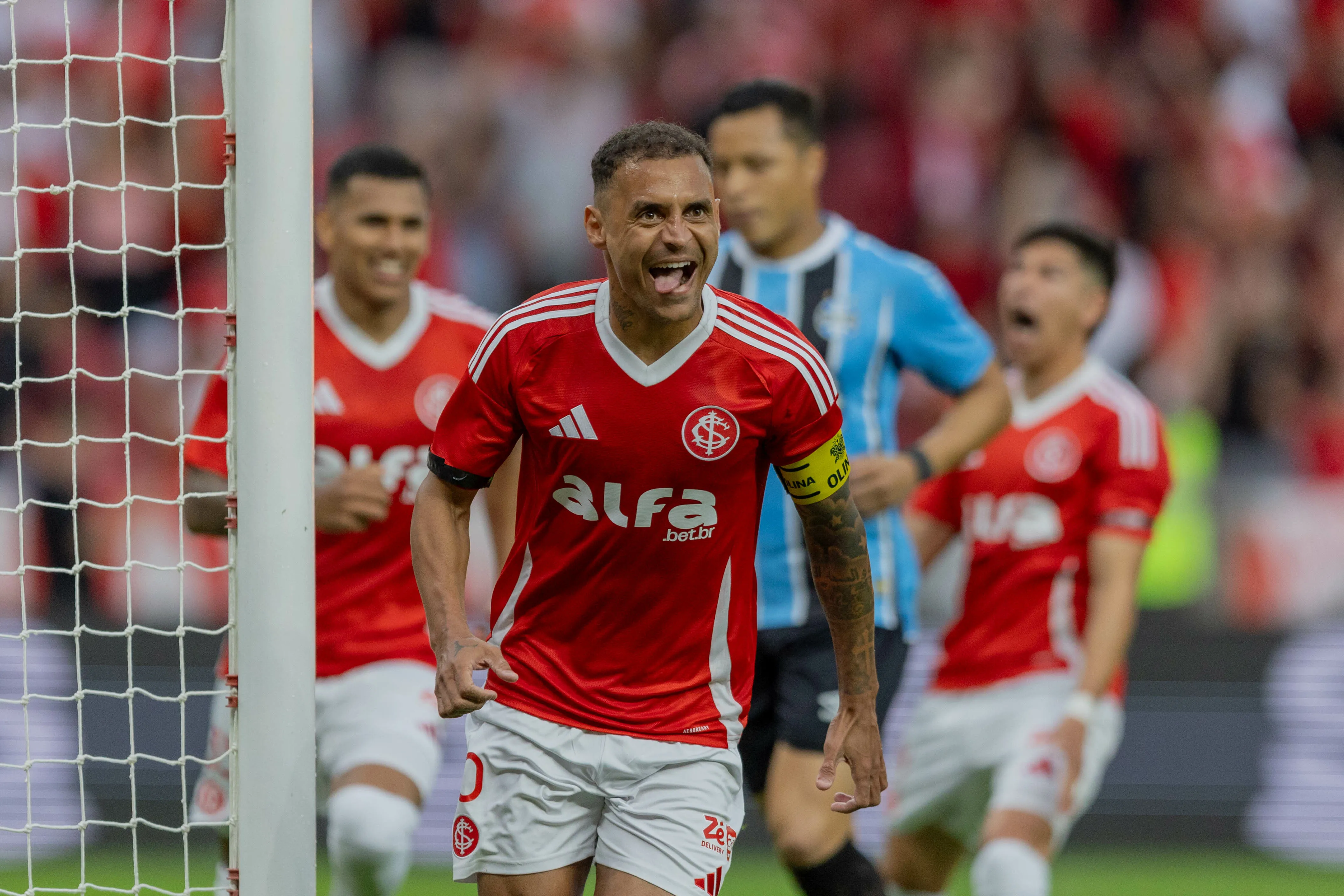 RS – PORTO ALEGRE – 21/09/2025 – BRASILEIRO A 2025, INTERNACIONAL X GREMIO – Alan Patrick jogador do Internacional comemora seu gol durante partida contra o Gremio no estadio Beira-Rio pelo campeonato Brasileiro A 2025. Foto: Liamara Polli/AGIF