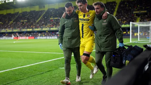 VILLARREAL, SPAIN – JANUARY 24: Juan Foyth of Villarreal CF is supported by medical staff as he's substituted off the pitch due to an injury during the LaLiga EA Sports match between Villarreal CF and Real Madrid CF at Estadio de la Ceramica on January 24, 2026 in Villarreal, Spain. (Photo by Alex Caparros/Getty Images)