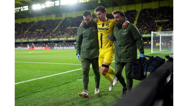 VILLARREAL, SPAIN - JANUARY 24: Juan Foyth of Villarreal CF is supported by medical staff as he's substituted off the pitch due to an injury during the LaLiga EA Sports match between Villarreal CF and Real Madrid CF at Estadio de la Ceramica on January 24, 2026 in Villarreal, Spain. (Photo by Alex Caparros/Getty Images)