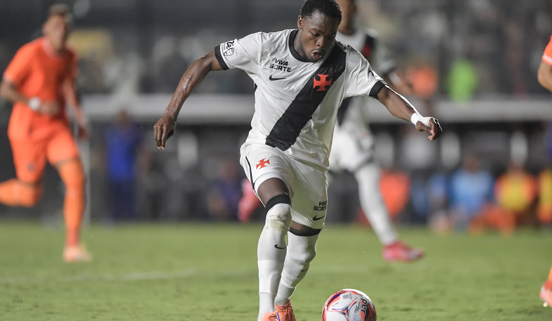 Andrés Gómez é a esperança do Vasco contra o Boavista – Foto: Thiago Ribeiro/AGIF