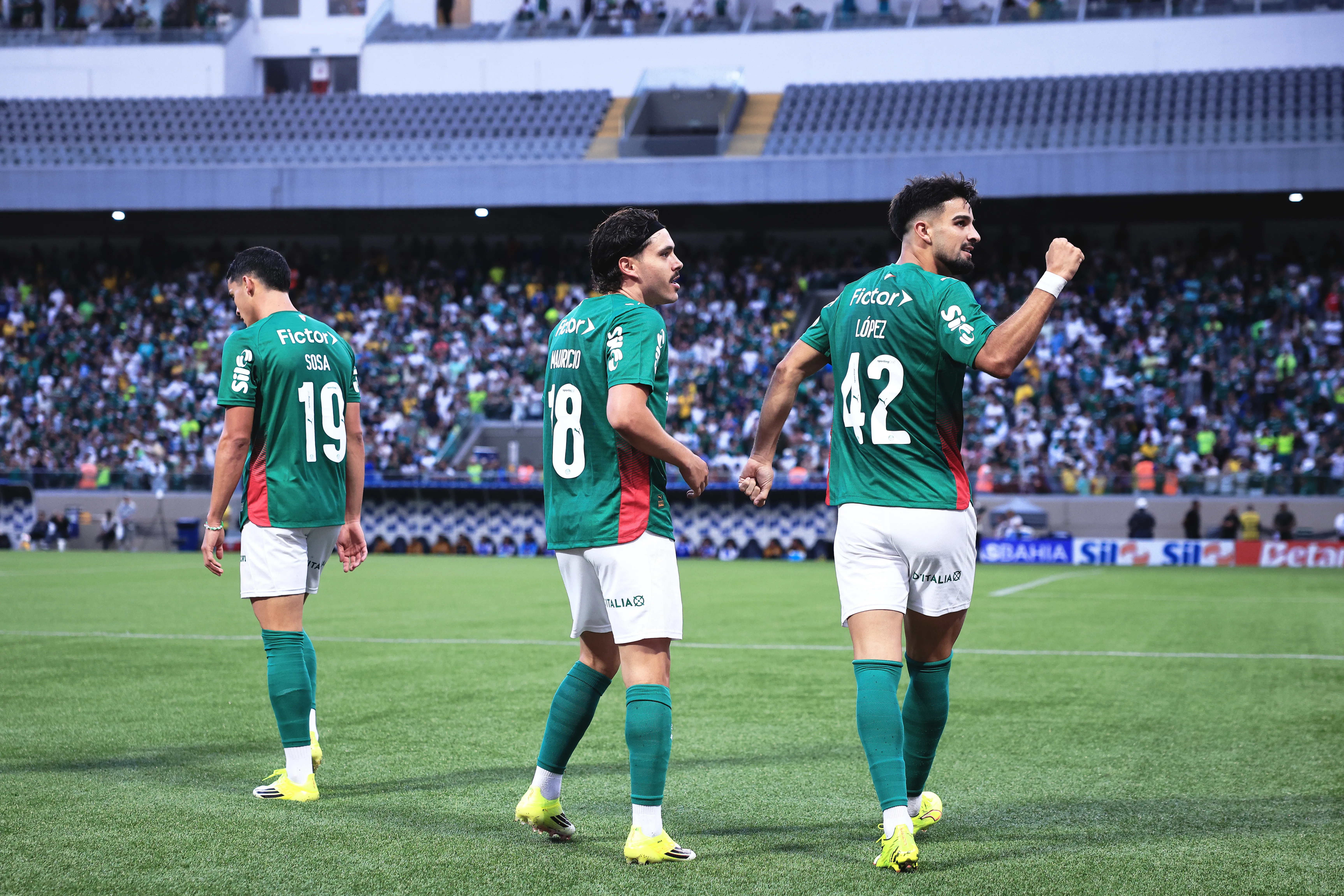 Flaco López comemora seu gol no clássico. Foto: Ettore Chiereguini/AGIF