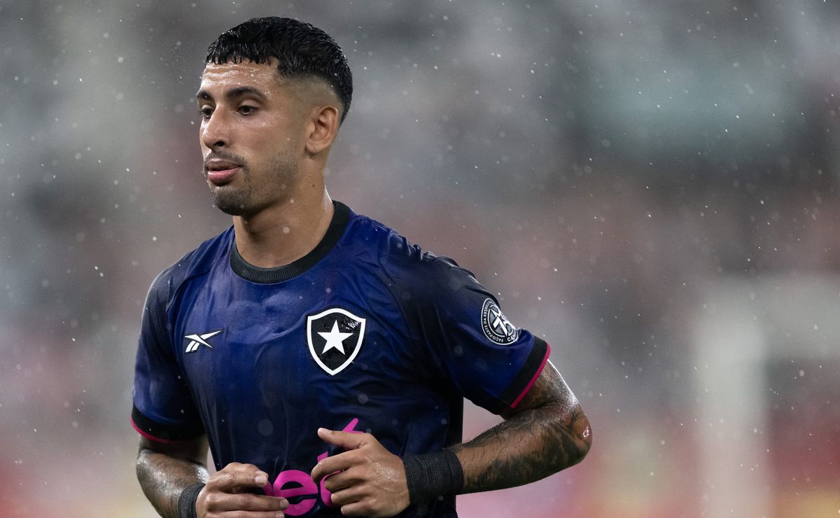 Santi Rodríguez avalia trabalho de Martín Anselmi no Botafogo e fala sobre atuar em outra posição