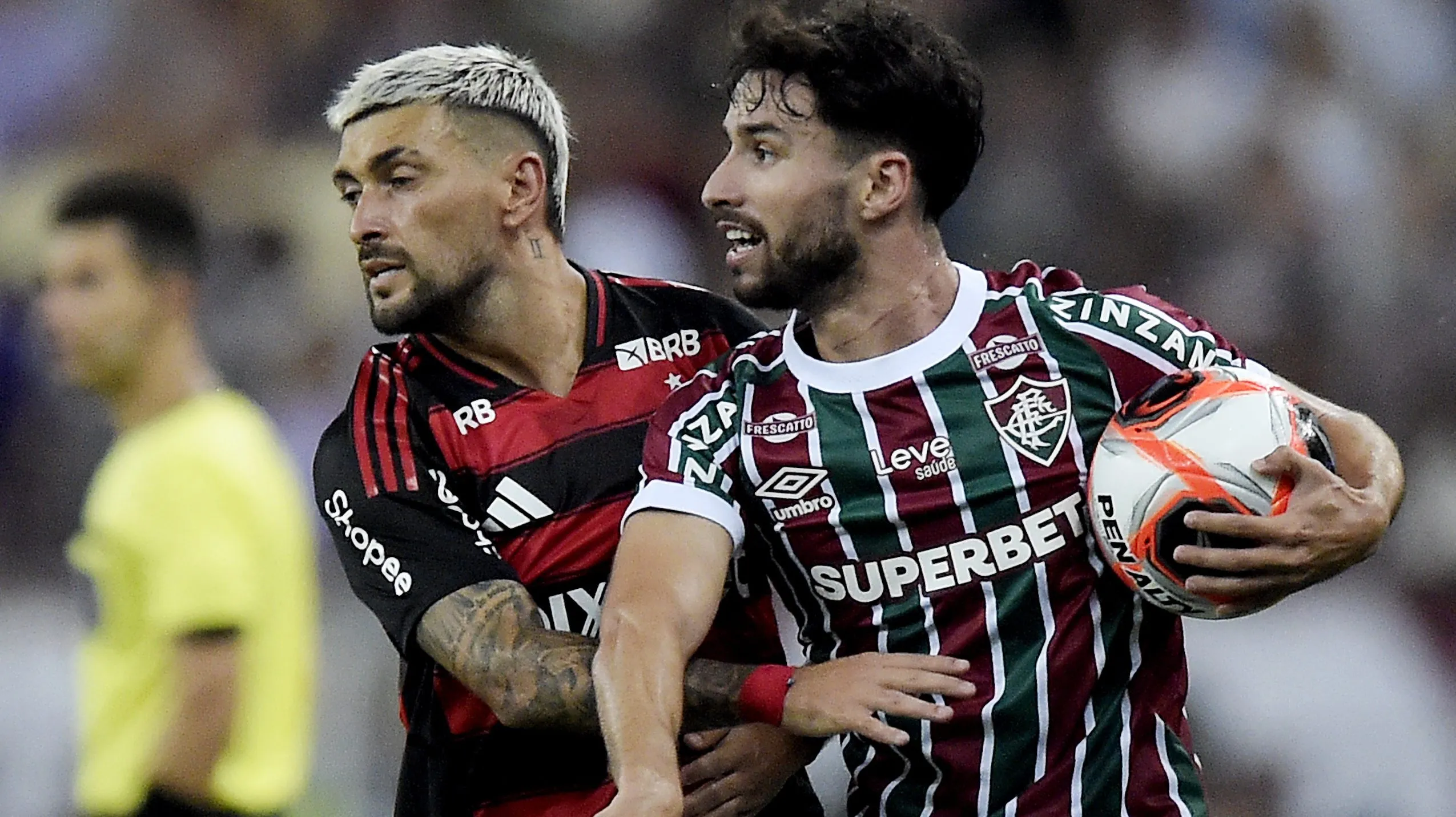 Martinelli e Arrascaeta. Foto: Alexandre Loureiro/AGIF