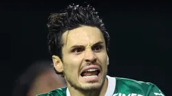 Raphael Veiga, meia-atacante do Palmeiras em partida pelo campeonato brasileiro (Foto: Alexandre Schneider/Getty Images)