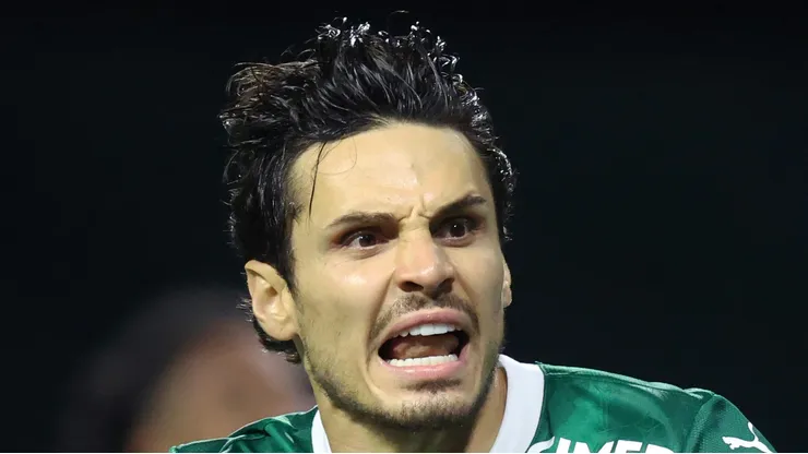 Raphael Veiga, meia-atacante do Palmeiras em partida pelo campeonato brasileiro (Foto: Alexandre Schneider/Getty Images)