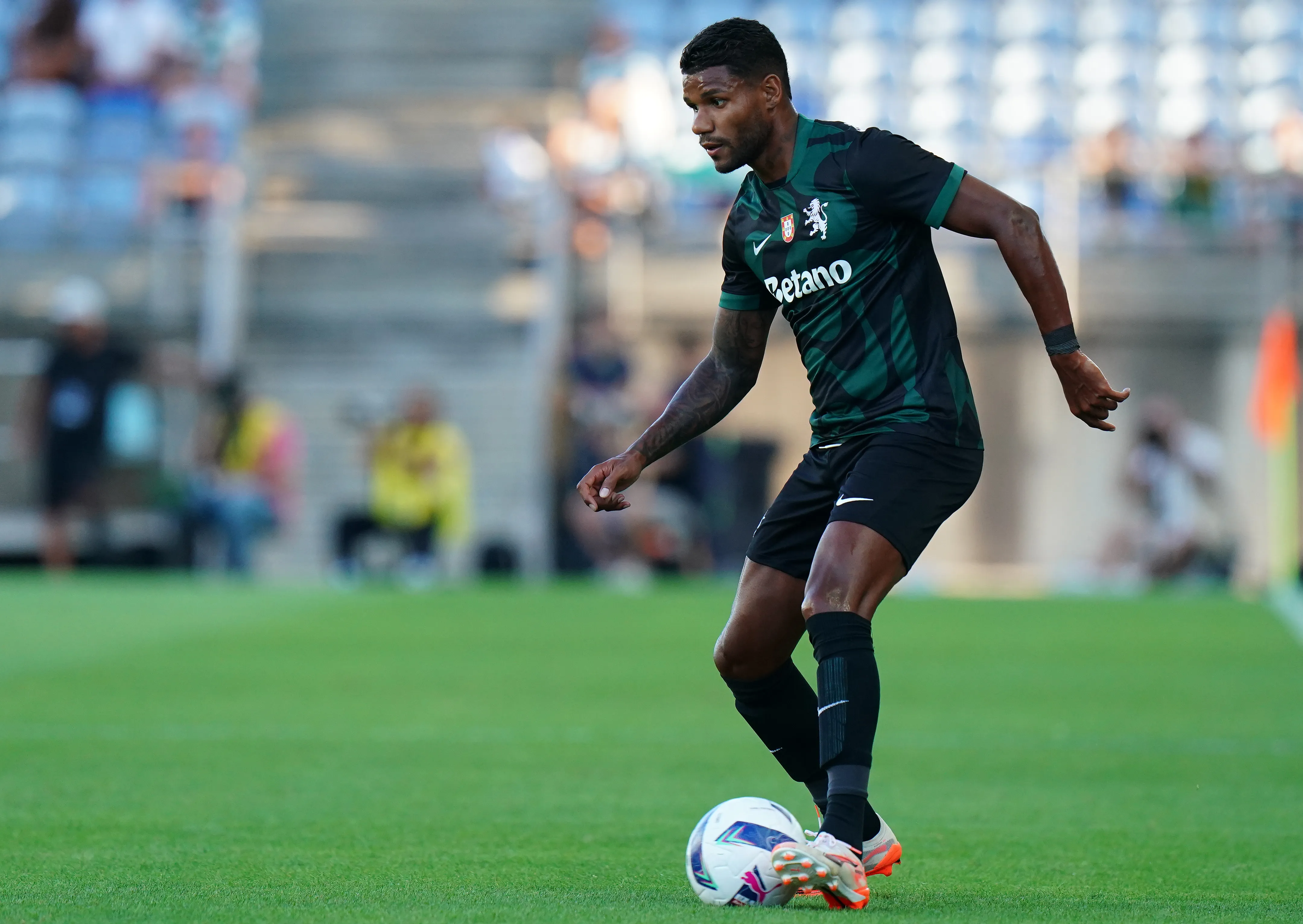Lateral entra na mira do Corinthians. Photo by Gualter Fatia/Getty Images