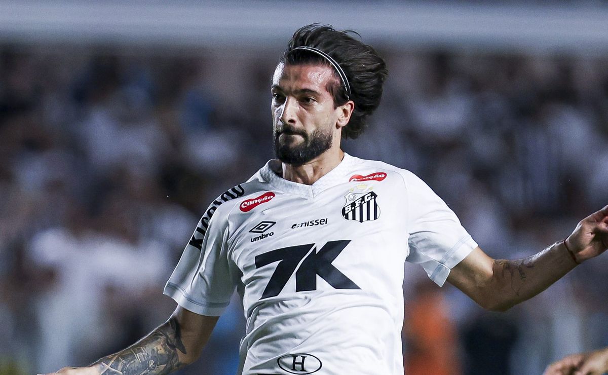 Lautaro Díaz vira vilão da torcida em empate do Santos contra o Bragantino no Paulista