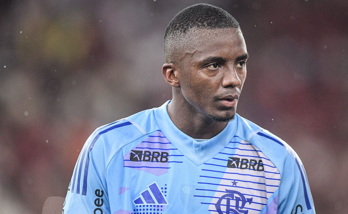 Andrew quase sofre o primeiro gol no Fla-Flu por conta da chuva forte no Maracanã