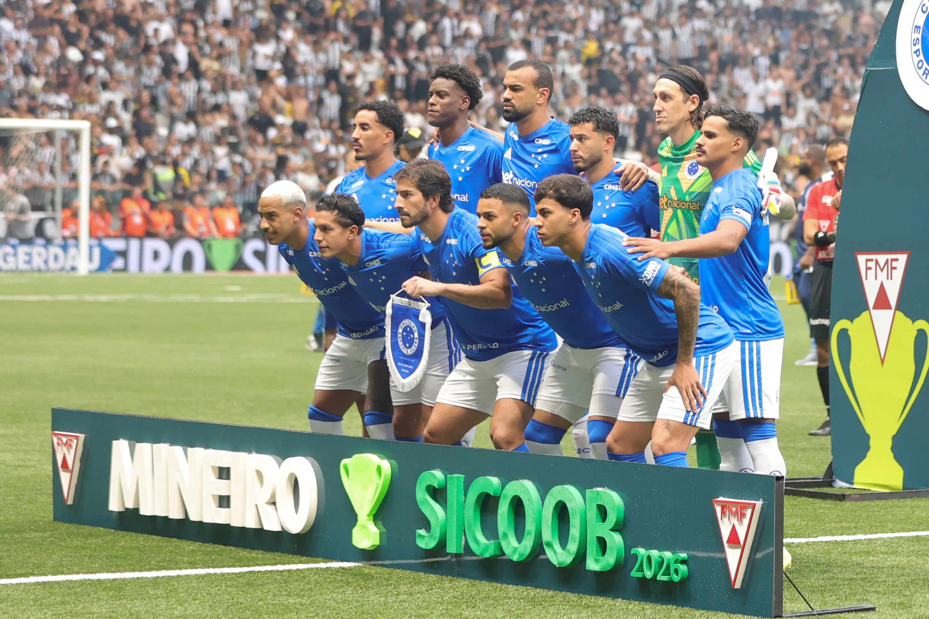 Os titulares no clássico mineiro. Foto: Gilson Lobo/AGIF