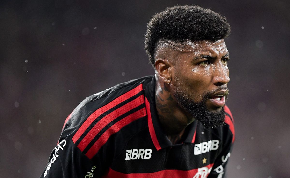 Emerson Royal tem noite difícil em Fluminense x Flamengo e vira alvo de críticas: “Não dá mais…”