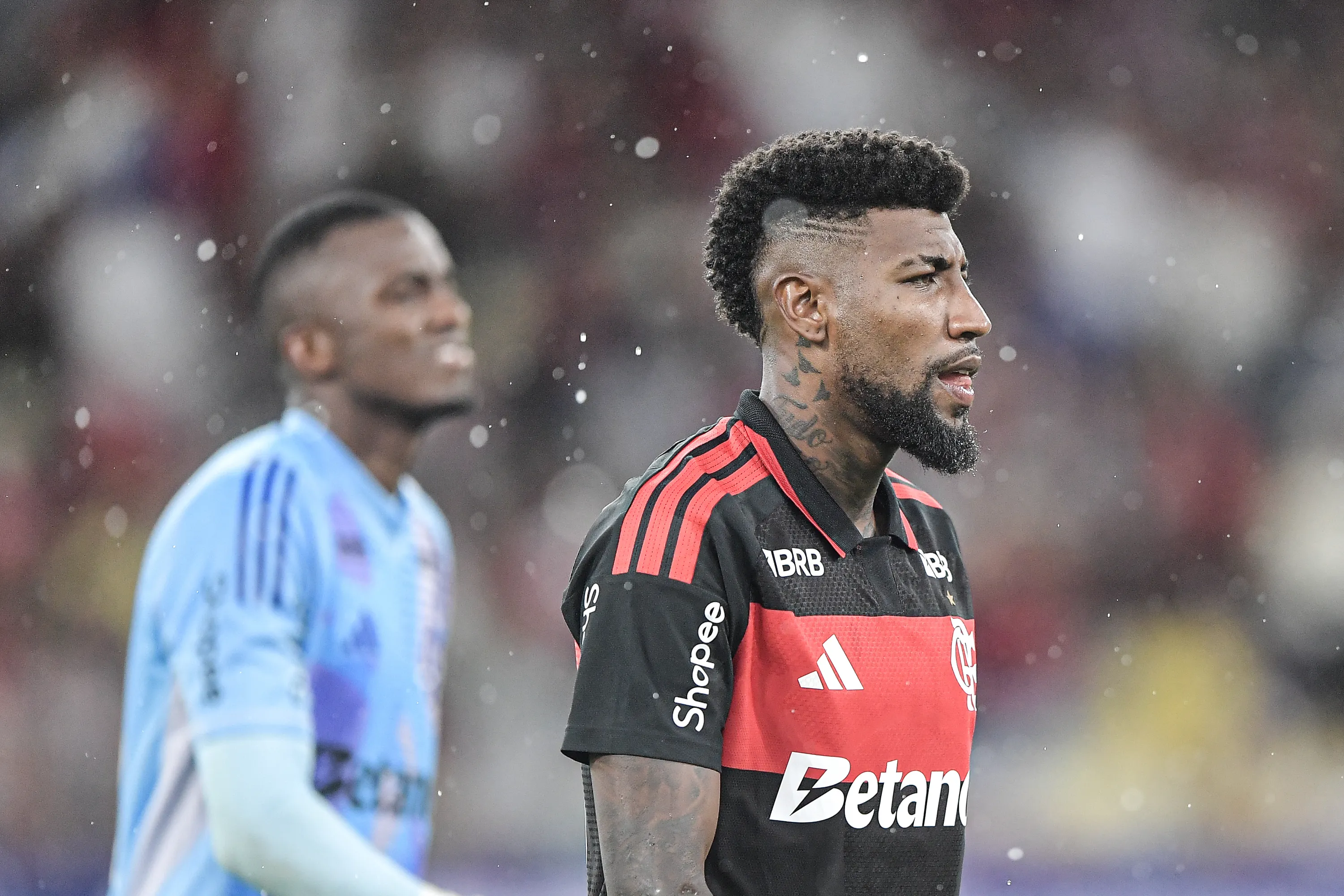 Emerson Royal jogador do Flamengo durante partida contra o Fluminense no estadio Maracana pelo campeonato Carioca 2026. Foto: Thiago Ribeiro/AGIF